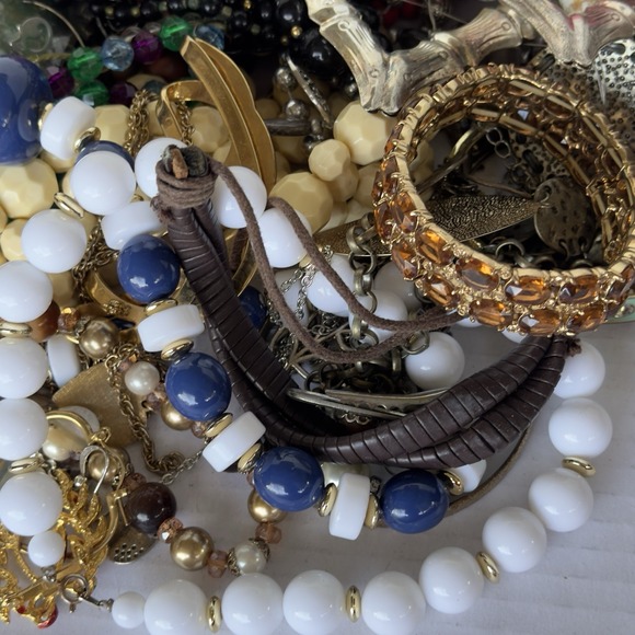 4 Lb Mixed Jewelry Modern Vintage crafter lot mismatched broken Some Wearable - Picture 2 of 7